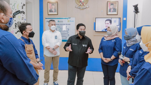 Menteri BUMN Erick Thohir kunjungi program pengembangan UMKM PLN di Cirebon. Foto: Dok. PLN