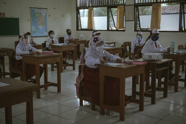 Sejumlah siswa mengenakan masker menghadiri Pembelajaran Tatap Muka (PTM) di SDN Pondok Labu 14 Pagi, Jakarta, Senin (30/8). Foto: Jamal Ramadhan/kumparan