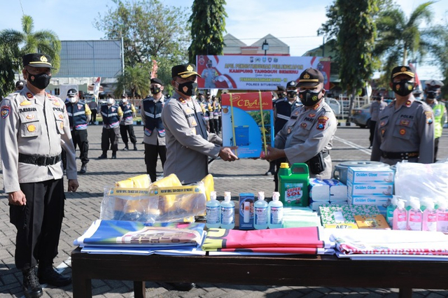 Kapolres Situbondo Dukung Peralatan Pencegahan Covid-19 di Kampung Tangguh