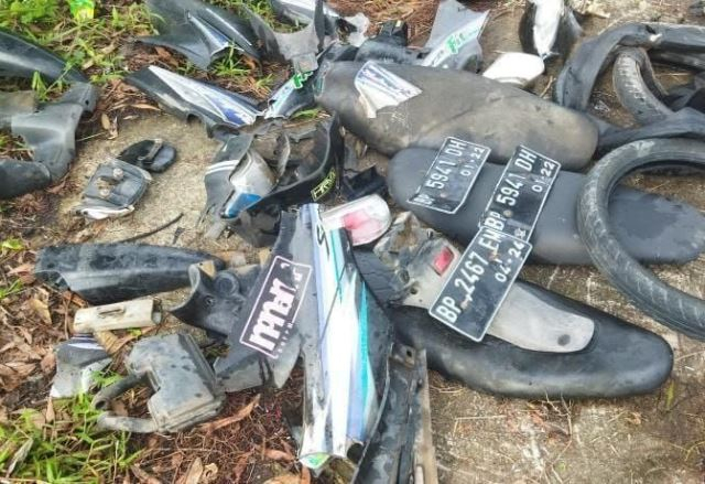 Sejumlah onderdil kendaraan bermotor yang ditemukan warga di kawasan Tanjunguma, Batam. (Foto: ist)