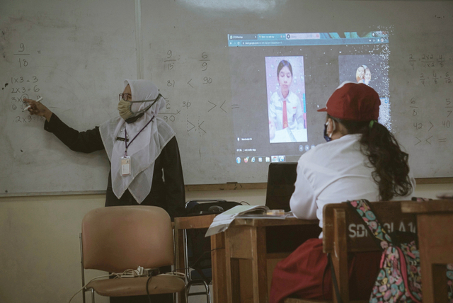 Sejumlah siswa mengenakan masker menghadiri Pembelajaran Tatap Muka (PTM) di SDN Pondok Labu 14 Pagi, Jakarta, Senin (30/8). Foto: Jamal Ramadhan/kumparan