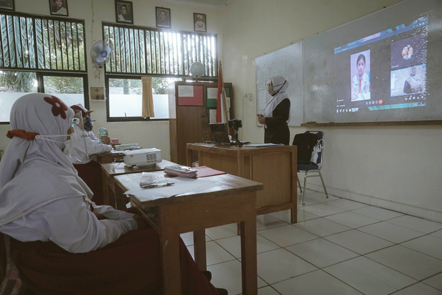 Sejumlah siswa mengenakan masker menghadiri Pembelajaran Tatap Muka (PTM) di SDN Pondok Labu 14 Pagi, Jakarta, Senin (30/8). Foto: Jamal Ramadhan/kumparan