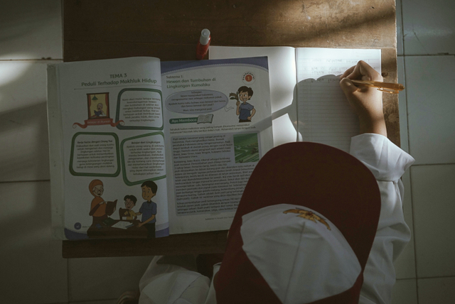 Siswa mengenakan masker menghadiri Pembelajaran Tatap Muka (PTM) di SDN Pondok Labu 14 Pagi, Jakarta, Senin (30/8). Foto: Jamal Ramadhan/kumparan