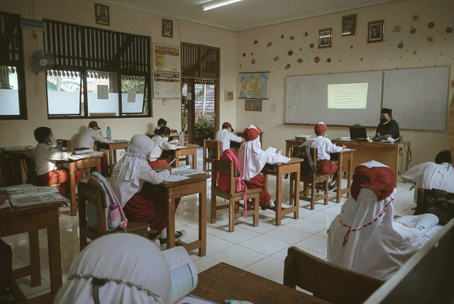 Sejumlah siswa mengenakan masker menghadiri Pembelajaran Tatap Muka (PTM) di SDN Pondok Labu 14 Pagi, Jakarta, Senin (30/8). Foto: Jamal Ramadhan/kumparan