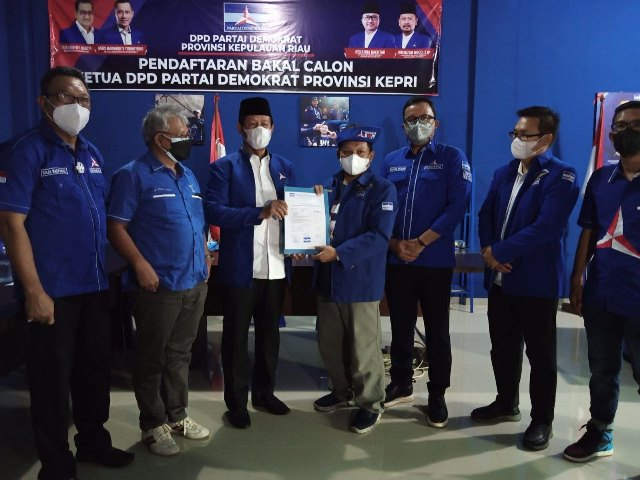 Isdianto mendaftarkan diri sebagai bakal calon Ketua DPD Demokrat Kepri. (Foto: Sutana/batamnews)
