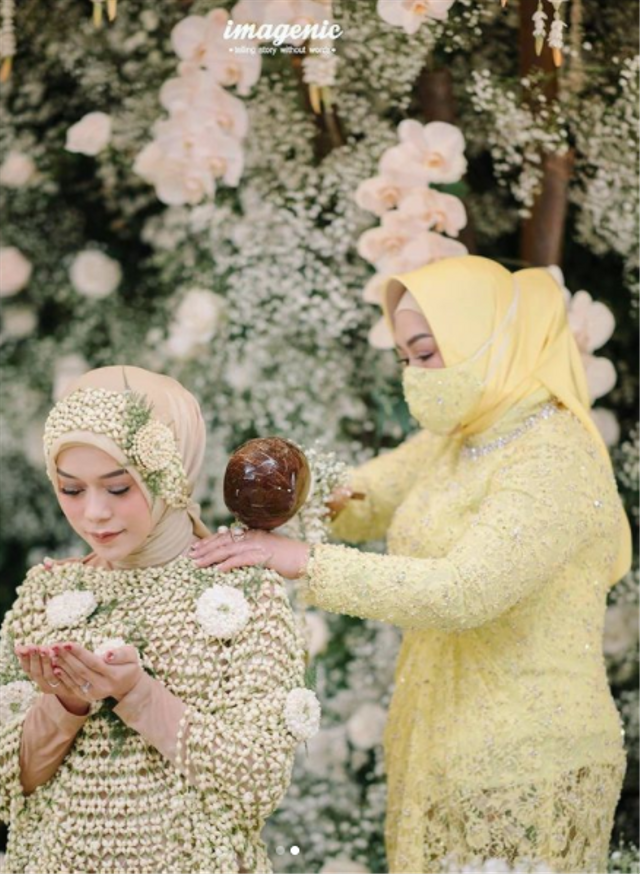 Lesty Kejora saat prosesi sirama. Foto: Instagram/imagenic