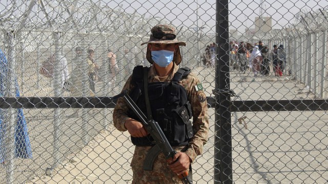 Tentara Pakistan berjaga di titik penyeberangan perbatasan Pakistan-Afghanistan di Chaman, Pakistan. Foto: AFP