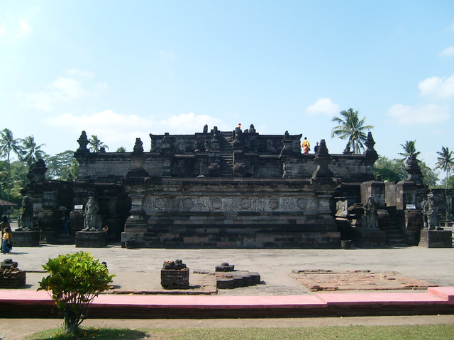 Candi Penataran. Sumber: flickr.com