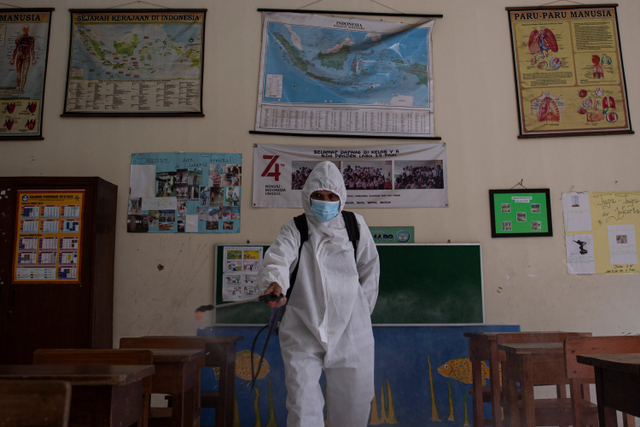 Petugas menyemprotkan cairan disinfektan seusai pembelajaran tatap muka di SDN Pondok Labu 14 Pagi, Jakarta Selatan, Senin (30/8).  Foto: Sigid Kurniawan/ANTARA FOTO