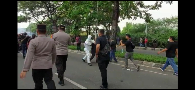 Kapolres Jakarta Pusat Kombes Pol Hengky Haryadi di lokasi kericuhan pendukung Rizieq, Cempaka Putih,Jakarta Pusat.  Foto: Dok. Istimewa