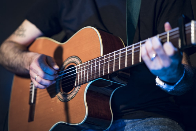 Lagu Kopi Dangdut lagu dangdut lawas yang dinyanyikan oleh Fahmi Shahab. Foto: Unsplash