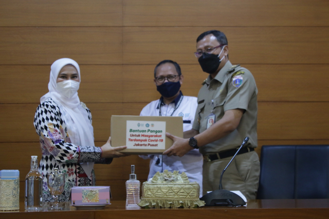 Penyerahan Bantuan Pangan dari  Program Sedekah Minyak Jelantah (Ki - Ka: Ketua TP PKK Jakarta Pusat, Ucu Jamilah, Direktur Eksekutif Rumah Sosial Kutub, Suhito, dan Walikota Jakarta Pusat, Dhany Sukma. Foto: Dok. Rumah Sosial Kutub