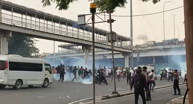 Bentokan massa Habib Rizieq dengan Polisi di Pengadilan Tinggi DKI Jakarta. Foto: Dok. Istimewa
