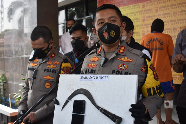 Pelaku begal di Jalan Baru, Tanjungpura, Karawang ditangkap polisi.  Foto: Dok. Istimewa