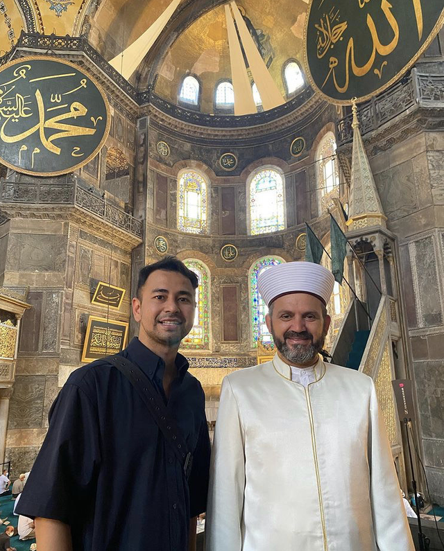 Raffi Ahmad dan Imam Besar Turki di Hagia Sophia. Foto: Instagram/raffinagita1717