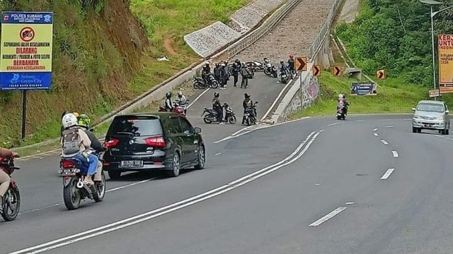 Viral Pengendara Motor di Subang Nongkrong di Jalur Penyelamat Foto: Dok. Istimewa