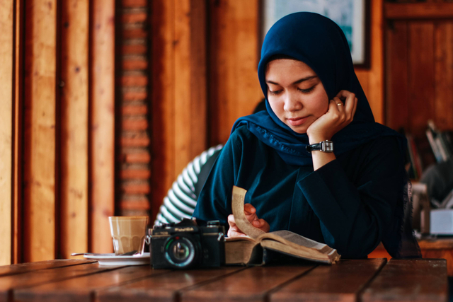 Ilustrasi baju biru dongker dengan jilbab. Sumber: unsplash