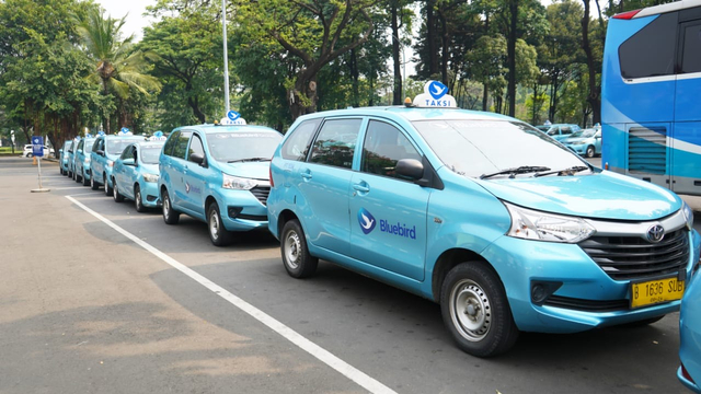 PT KAI kerja sama dengan Bluebird.  Foto: Dok. PT KAI