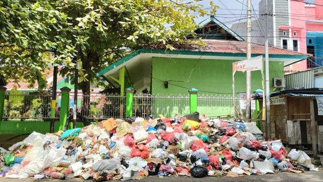Salah satu tumpukan sampah di ruas jalan Kota Ternate, pada Februari 2021 lalu. Foto: Istimewa