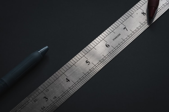 Ilustrasi: Contoh garis sejajar dan garis berpotongan yang ada di sekitar, Sumber foto; https://unsplash.com/