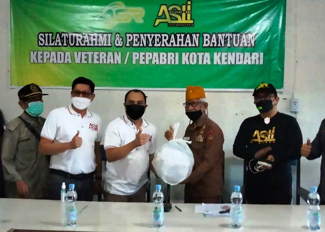 Sejumlah pengurus dari ASLI dan ASR menyerahkan bantuan paket sembako secara simbolis kepada ketua salah seorang veteran di kantor Pepabri, Kota Kendari. Foto: Andi May/kendarinesia.