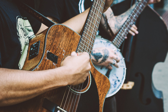 Ilustrasi bermain lirik lagu dan chord Aku Bukan Jodohnya. Sumber: Pexels