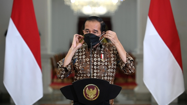 Presiden Joko Widodo memberikan pernyataan pers tentang perkembangan terkini pelaksanaan PPKM di Istana Merdeka, Jakarta, Senin (30/8/2021). Foto: Biro Pers Sekretariat Presiden