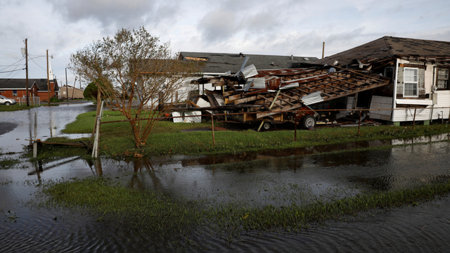 Sebuah bangunan yang rusak difoto setelah Badai Ida mendarat di Louisiana, di Kenner, Louisiana, AS, Minggu (30/8). Foto: Marco Bello/REUTERS