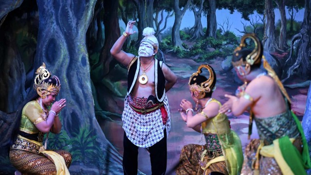 Pemain Wayang Orang Bharata tampil pada pementasan dengan lakon "Partokromo" di Gedung Pertunjukan Wayang Orang Bharata, Jakarta, Sabtu (27/3/2021). Foto: Hafidz Mubarak A/ANTARA FOTO