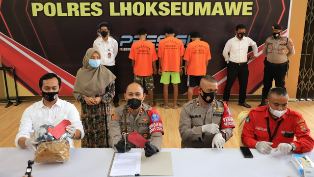 Polisi menangkap pelaku pembunuhan sopir takni online asal Medan di Aceh. Foto: Dok. Polres Lhokseumawe