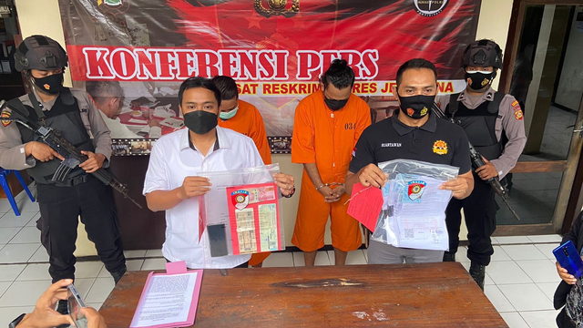 Petugas kepolisian menunjukan surat rapid test antigen palsu di Jembrana. Foto: Dok.Polres Jembrana