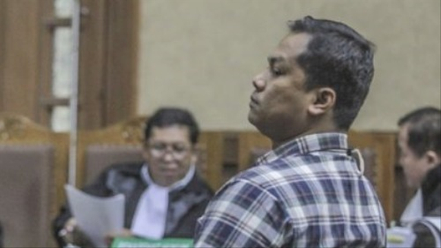 Penyidik KPK Rizka Anungnata bersiap memberikan keterangan sebagai saksi dengan terdakwa kasus perintangan penyidikan kasus korupsi KTP elektronik Fredrich Yunadi di Pengadilan Tipikor, Senin (7/5), Foto: Muhammad Adimaja/ANTARA FOTO