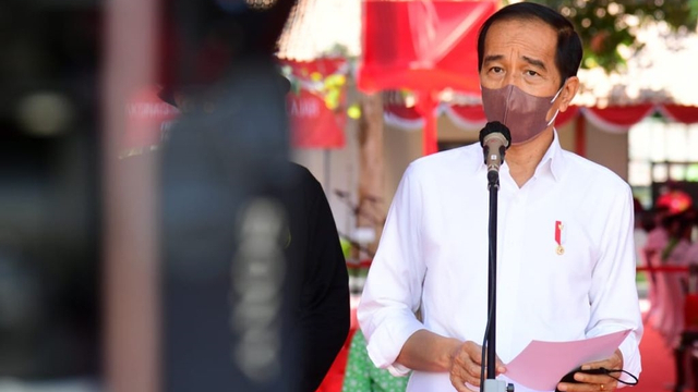 Presiden Jokowi memberi sambutan saat tinjau vaksinasi pelajar dan santri di SMA Beber, Cirebon, Jawa Barat. Foto: Muchlis Jr/Biro Pers Sekretariat Presiden