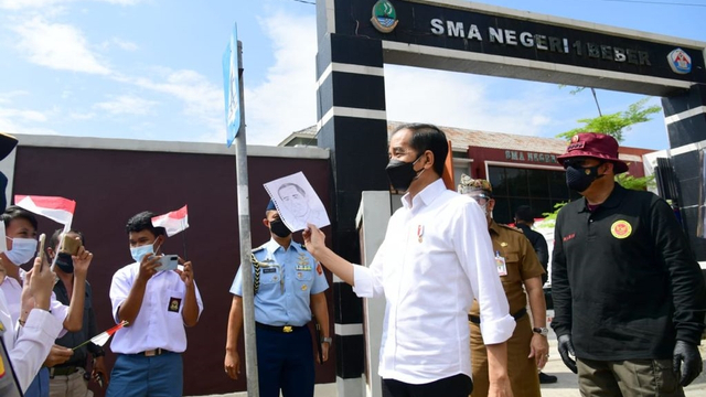 Presiden Jokowi menyapa murid saat tinjau vaksinasi pelajar dan santri di SMA Beber, Cirebon, Jawa Barat. Foto: Muchlis Jr/Biro Pers Sekretariat Presiden