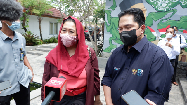 Menteri BUMN Erick Thohir dan Yenny Wahid memberi keterangan kepada wartawan di Peace Village, Ngaglik, Kabupaten Sleman, Selasa (31/8). Foto: Arfiansyah Panji Purnandaru/kumparan