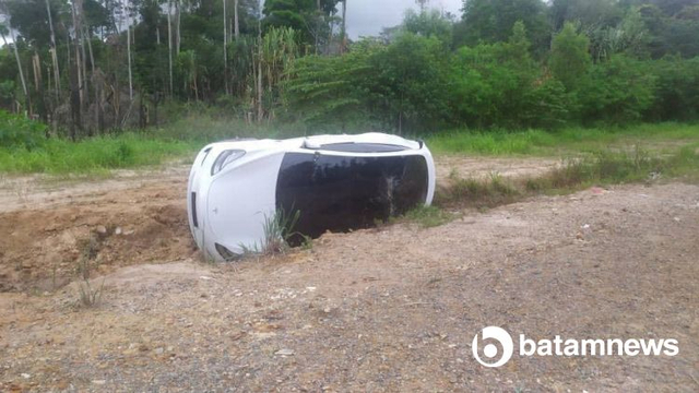 Mobil Tesla terguling di Batuaji, Batam. (Foto: batamnews)
