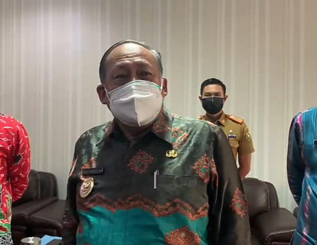 Wakil Wali Kota Bandar Lampung Deddy Amarullah saat gelar konferensi pers terkait keterlambatan pembayaran insentif nakes, Selasa (31/8) | Foto : Sidik Aryono/ Lampung Geh