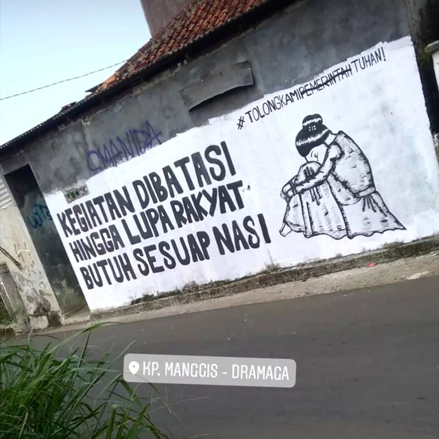 Mural bertuliskan 'Kegiatan Dibatasi hingga Lupa Rakyat Butuh Sesuap Nasi' menghiasi tembok rumah di Dramaga, Bogor Barat. Foto: Instagram/@infojawabarat