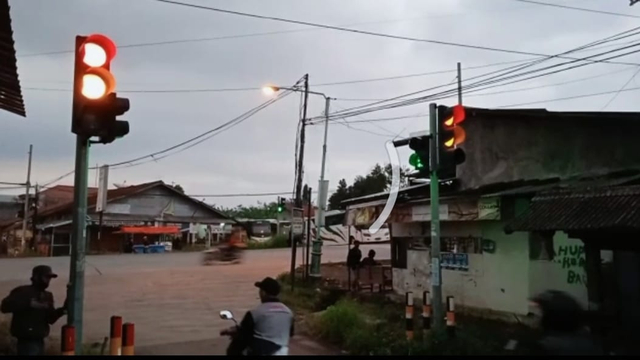 Lampu lalu lintas di perempatan jalan lingkar Bumiayu Brebes sudah menyala. 