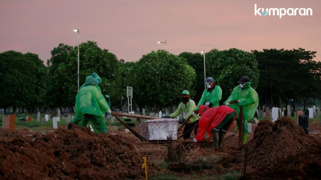 Ilustrasi pemakaman jenazah COVID-19. FOTO: Kumparan
