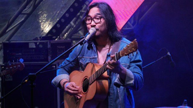 Ilustrasi Adhitia Sofyan membawakan lirik lagu dan chord sesuatu di Jogja. Foto: Garin Gustavian Irawan/kumparan