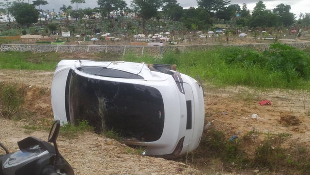 Tesla Model 3 masuk ke selokan di Batam Foto: Batamnews