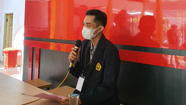 Mahasiswa KKN (Andi Muchtar) melakukan koordinasi dengan stakeholder desa Jubung, Jember (Sumber foto: Dokumen penulis)