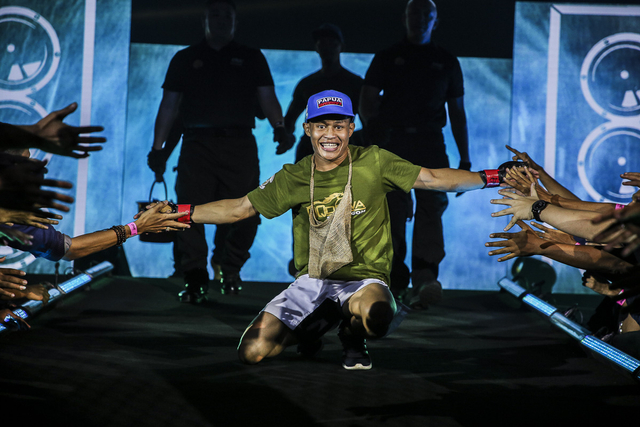 Gaya Adrian "Papua Badboy" Mattheis saat memasuki Circle ONE Championship. Foto: ONE Championship