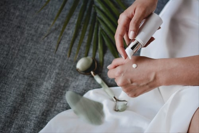 Ilustrasi skincare yang aman untuk ibu hamil (Sumber: Unsplash)