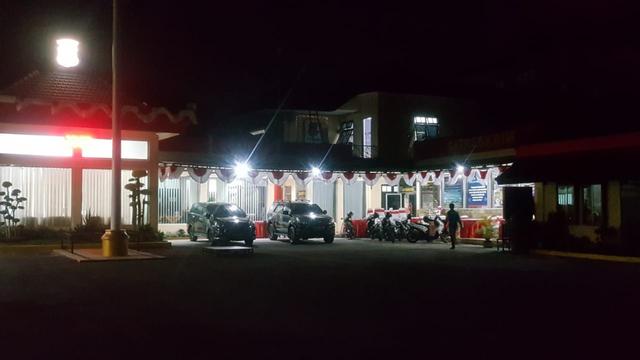 Pemeriksaan dua pejabat BPBD Jember masih berlangsung di Mapolres Jember hingga malam hari. Foto: Dok. Istimewa