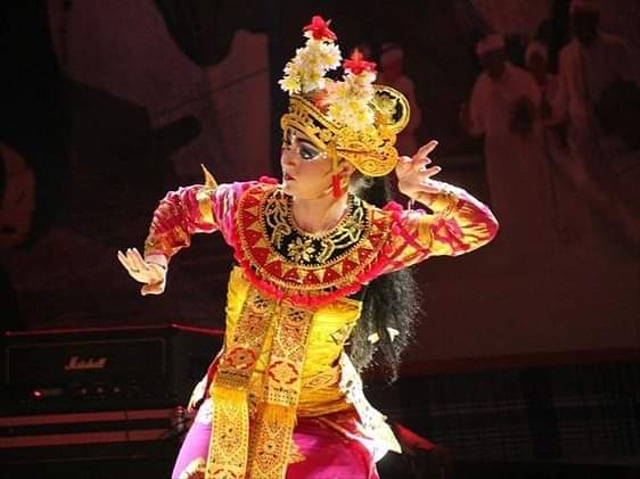 Anna Bogdanova alias Kadek Anna Cantika Saraswati saat tampil sebagai penari Bali - dok.pribadi