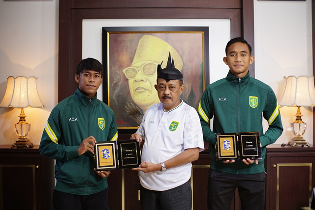 Supriadi (kiri) bersama Wawali Armuji dan pemain Persebaya lainnya, Rizky Ridho. Foto: Istimewa