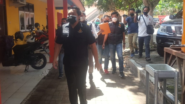 Polisi geledah Kantor BPBD Jember. Foto: Dok. Istimewa