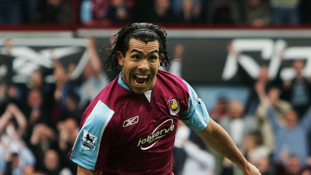 Carlos Tevez berseleberasi setelah memasukkan bola ke gawang Bolton Wanderers. Foto: Christopher Lee/Getty Images